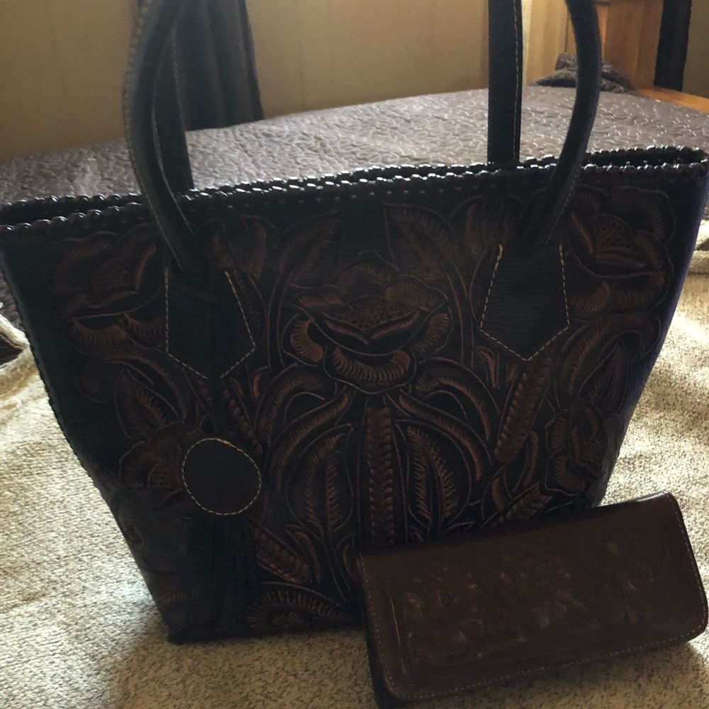 Very pretty purse  genuine leather